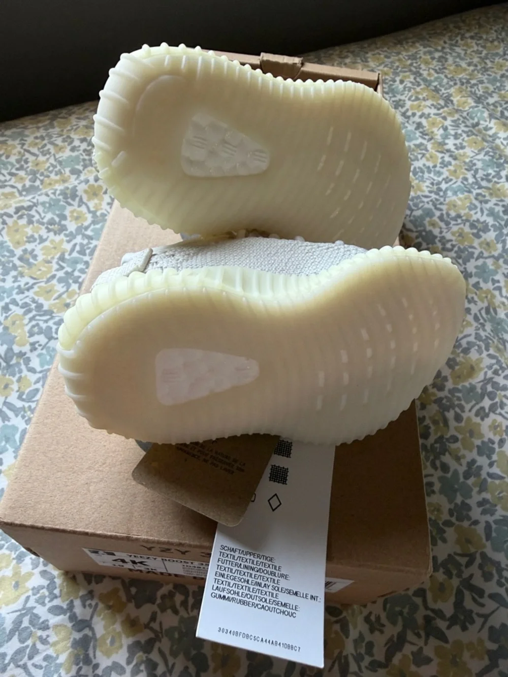 Yeezy Adidas Infant YZY 350 V2 Sneakers in Bone size 4k